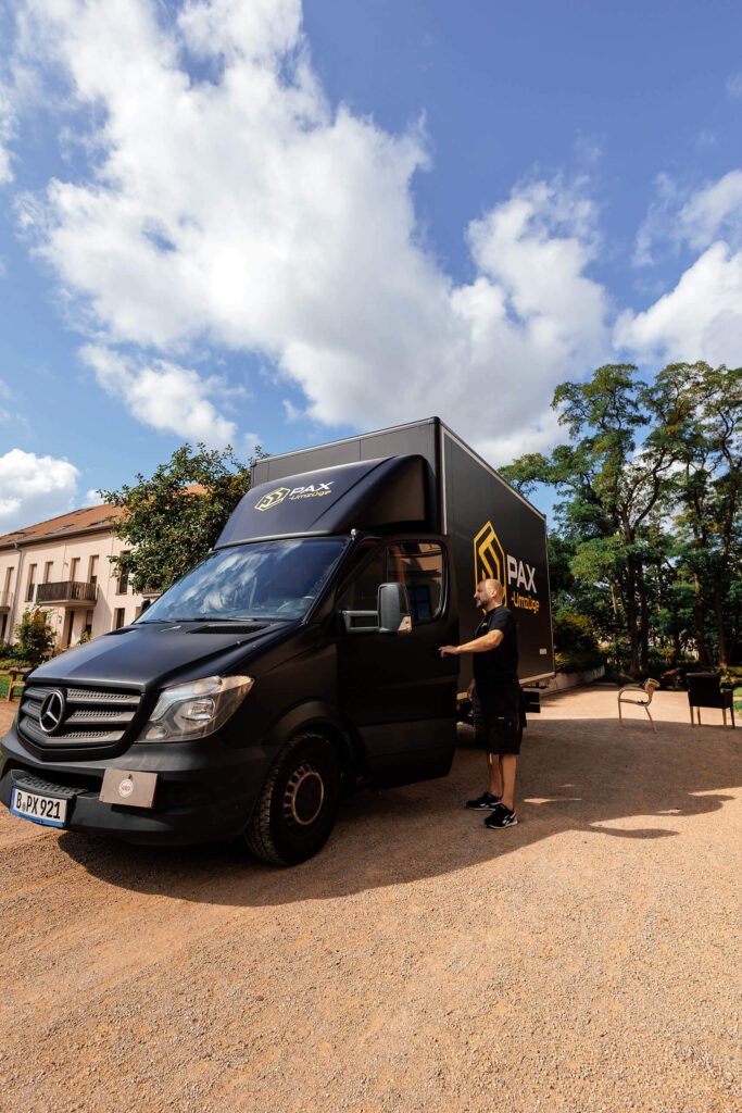 PAX Transport Auto von Vorne Mitarbeiter steigt ein