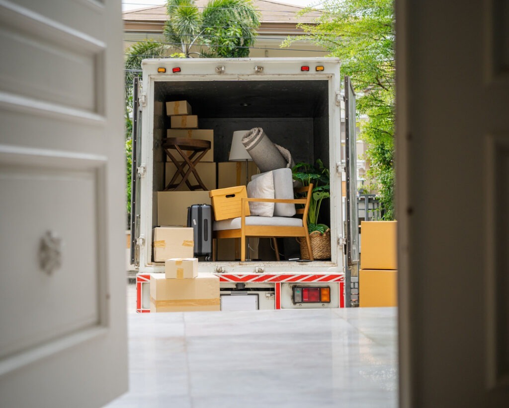 PAX LKW voll mit Möbelstücken, Teppich, Koffern, Kartons und Pflanzen